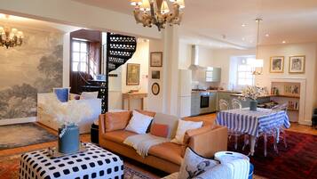 智能电视、壁炉、书