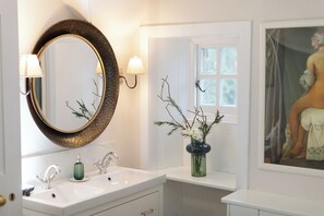 Ensemble douche/baignoire, sèche-cheveux, serviettes fournies