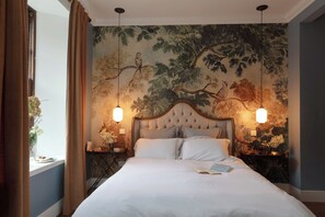 6 chambres, bureau, fer et planche à repasser, lit de bébé portatif