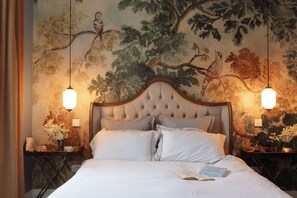 6 quartos, escrivaninha, ferros/tábuas de passar roupa, berço de viagem