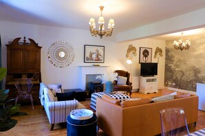 Smart-TV, Kamin, Bücher