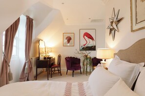 6 Schlafzimmer, Schreibtisch, Bügeleisen/Bügelbrett, Reisekinderbett