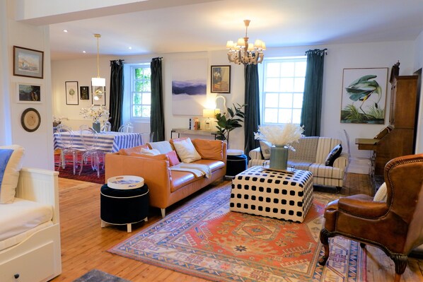 Smart-TV, Kamin, Bücher