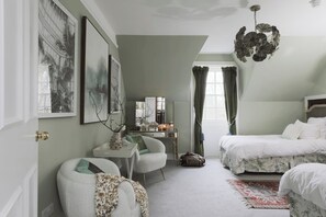 6 Schlafzimmer, Schreibtisch, Bügeleisen/Bügelbrett, Reisekinderbett