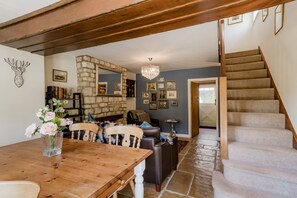 Cottage | Dining - Stunning 2 Bed Cottage in Fordwells (Witney)