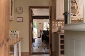 Cottage | 2 bedrooms, iron/ironing board, free WiFi, bed sheets - Stunning 2 Bed Cottage in Fordwells (Witney)