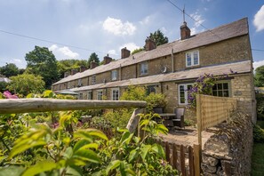 Cottage | Property grounds - Stunning 2 Bed Cottage in Fordwells (Witney)
