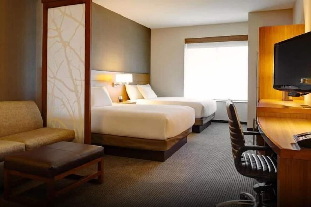 1 bedroom, desk, blackout curtains, soundproofing