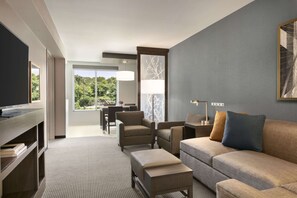 Suite, 1 King Bed with Sofa bed, Accessible (Shower) | Bàn, màn/rèm cản sáng, phòng cách âm, bàn ủi/dụng cụ ủi quần áo 