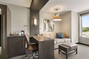 Desk, blackout drapes, soundproofing, iron/ironing board - Hyatt Place Fort Lee / George Washington Bridge (Fort Lee)