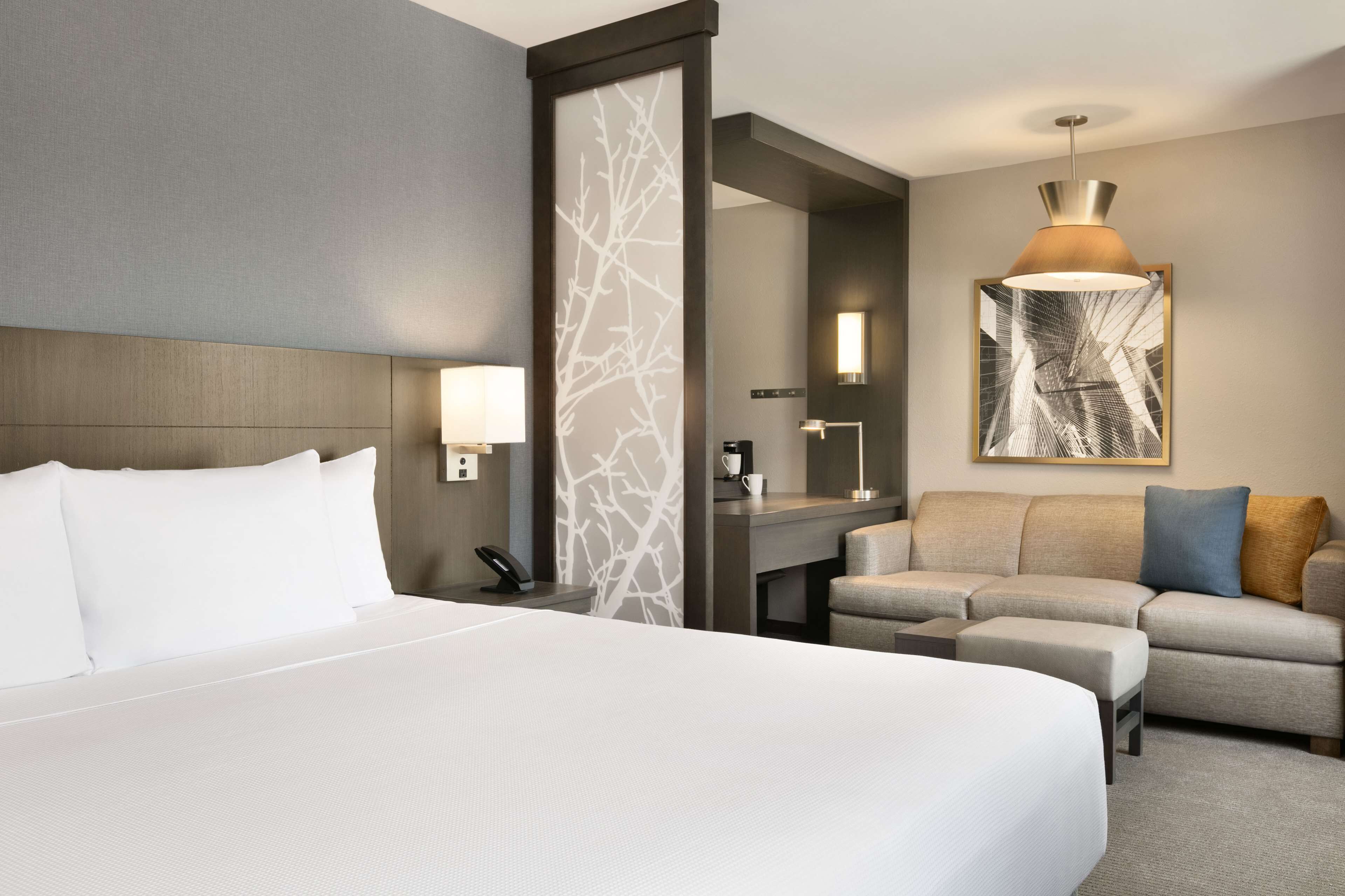 Bàn, màn/rèm cản sáng, phòng cách âm, bàn ủi/dụng cụ ủi quần áo 