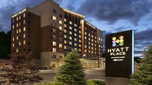 Un hotel de varios pisos con un letrero que indica 'Hyatt Place' y '217 Route 4 East'.