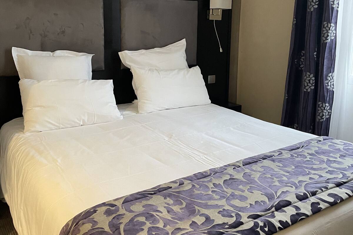 Standard Double Room | In-room safe, soundproofing, iron/ironing board, cribs (free)