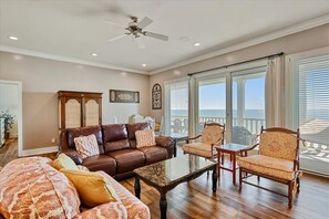 薄型テレビ、暖炉、DVD プレーヤー