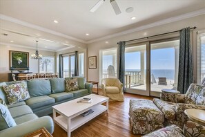 薄型テレビ、暖炉、DVD プレーヤー