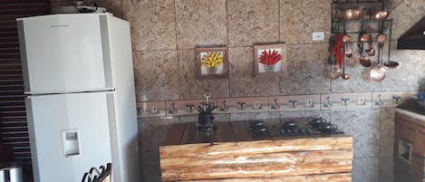 House, 4 Bedrooms | Private kitchen | Fridge, microwave, oven, stovetop