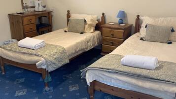 Habitació amb dos llits individuals | Espai de treball apte per a portàtils i cortines opaques