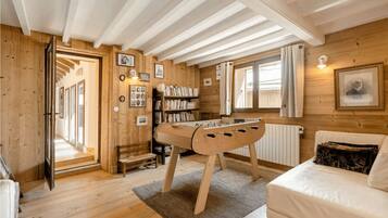 4 bedrooms, iron/ironing board, travel crib, free WiFi