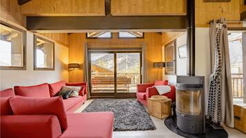 Ălytelevisio, takka, videopelejĂ€, DVD-soitin