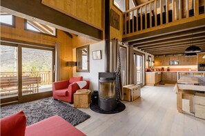 TV connectée, cheminée, jeux vidéo, lecteur de DVD