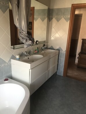 Chambre Triple Classique (Poul) | Salle de bain | Douche, articles de toilette gratuits, sèche-cheveux, bidet