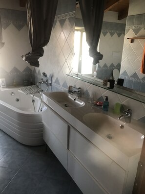 Chambre Triple Classique (Poul) | Bureau, lits bébé (gratuits), Wi-Fi gratuit