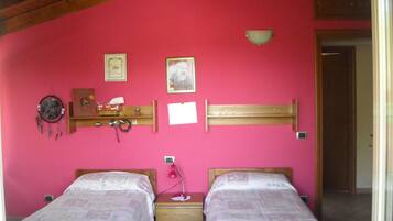Schreibtisch, kostenlose Babybetten, kostenloses WLAN