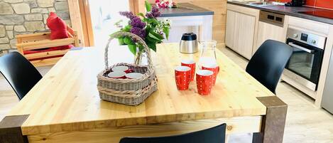 Comfort Cottage, Ensuite, Mountain View (Gîte Costillon) | Private kitchen