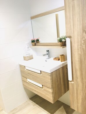 Comfort Cottage, Ensuite, Mountain View (Gîte Costillon) | Bathroom