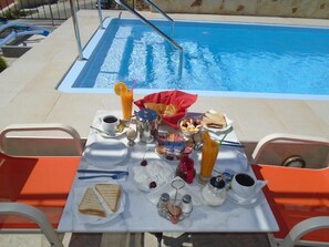 Outdoor dining - Irida Apartments. One-Bedroom Apartment with Sea View (3 Adults) (Georgioupoli)