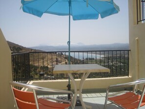 Outdoor dining - Irida Apartments. One-Bedroom Apartment with Sea View (3 Adults) (Georgioupoli)