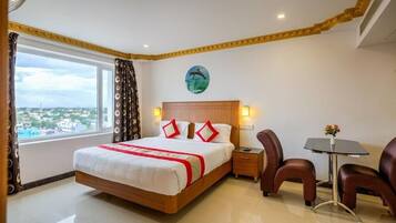 1 bedroom, premium bedding, desk, laptop workspace