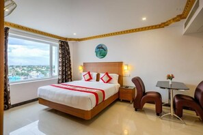 1 bedroom, premium bedding, desk, laptop workspace