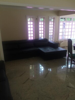 Living area - Spacious house in best condominium in Angra dos Reis (Angra dos Reis)