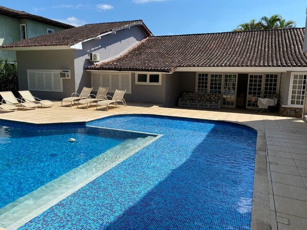 Pool - Spacious house in best condominium in Angra dos Reis (Angra dos Reis)