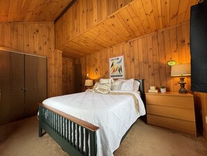 3 bedrooms, desk, iron/ironing board, free WiFi