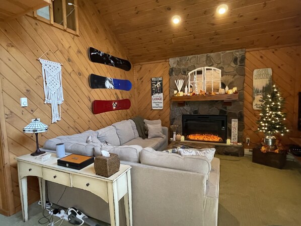 TV connectée, cheminée, médiathèque, écrans d'ordinateur