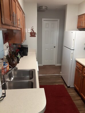 ميكروويف، ماكينة لصنع القهوة/الشاي، مستلزمات طهي/أطباق/أوعية