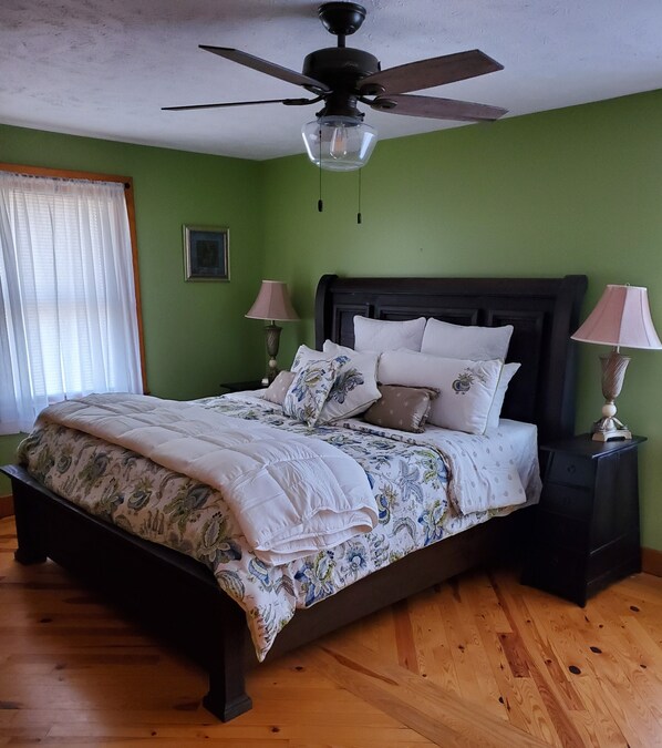 3 chambres, bureau, fer et planche à repasser, accès au Wi-Fi (inclus)