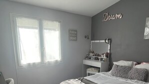 A bedroom with a bed, a vanity, and a window. - Modern air-conditioned villa in a quiet location with swimming pool between Cassis and La Ciotat (Roquefort-la-Bédoule)