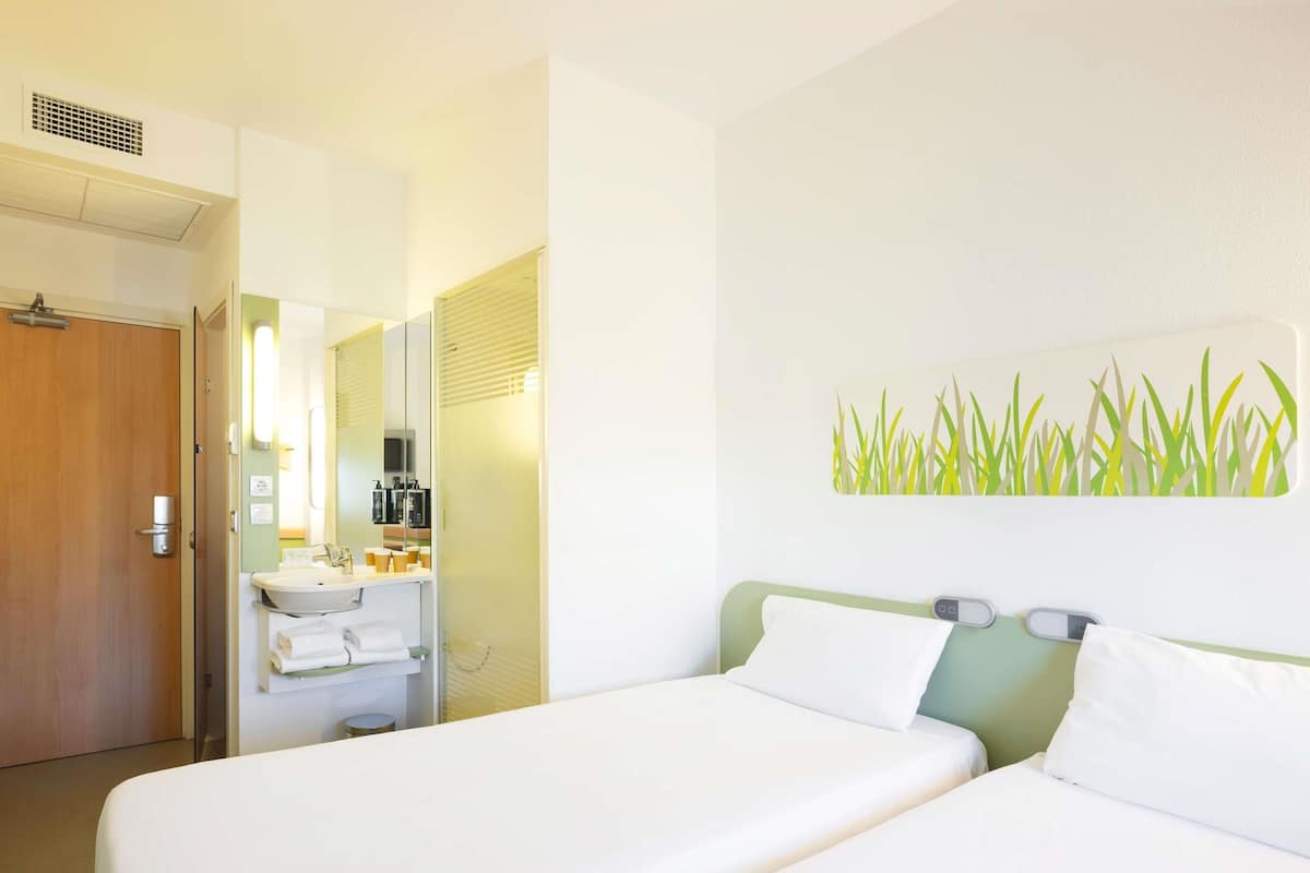 Soundproofing, free WiFi, bed sheets