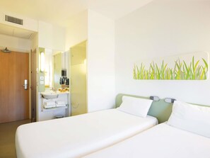 Soundproofing, free WiFi, bed sheets - Ibis Budget Sevilla Aeropuerto (Seville)