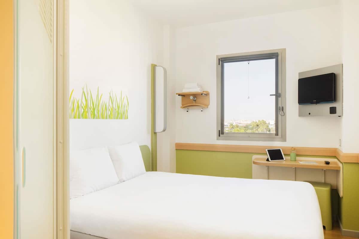 Soundproofing, free WiFi, bed sheets