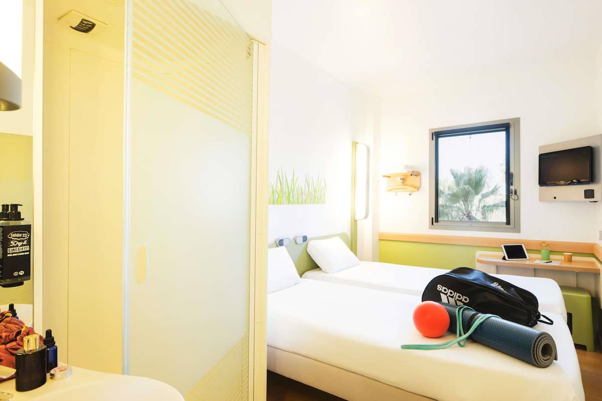 Soundproofing, free WiFi, bed sheets