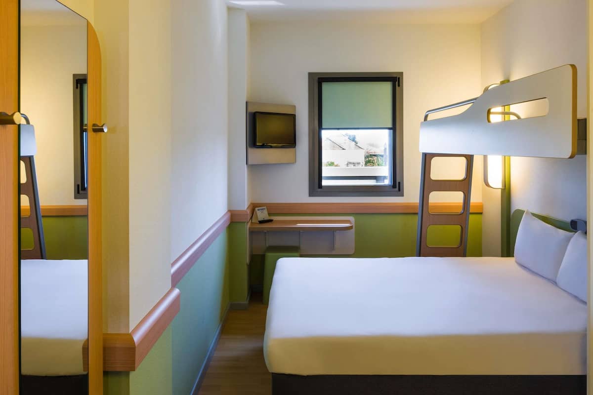 Soundproofing, free WiFi, bed sheets