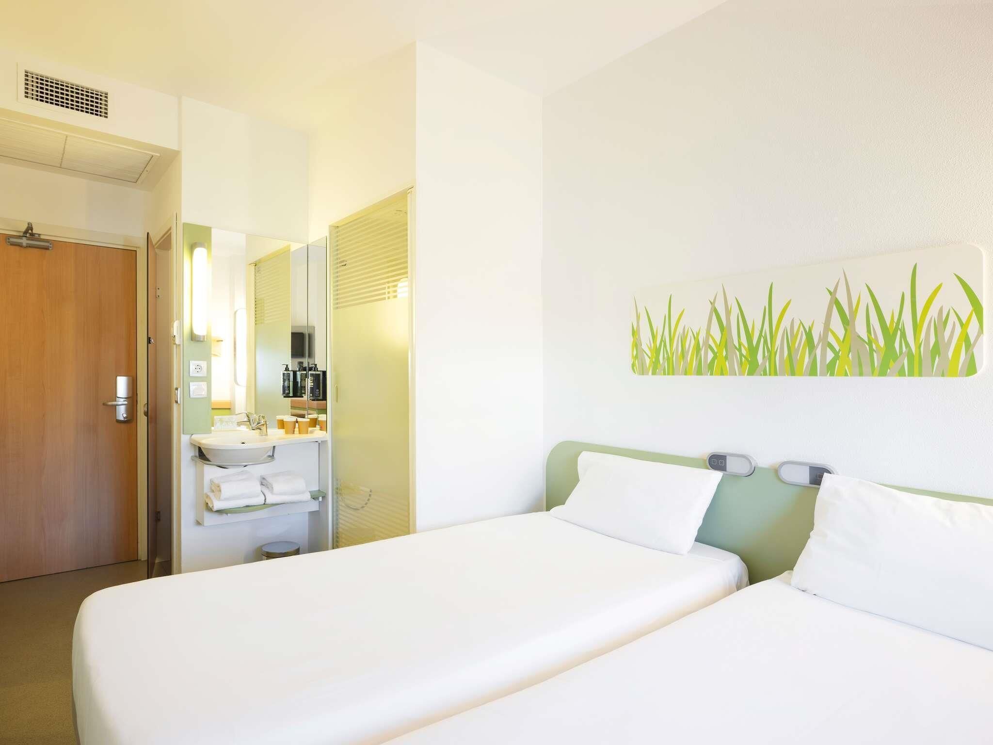 Standard Room, 2 Single Beds | Soundproofing, free WiFi, bed sheets