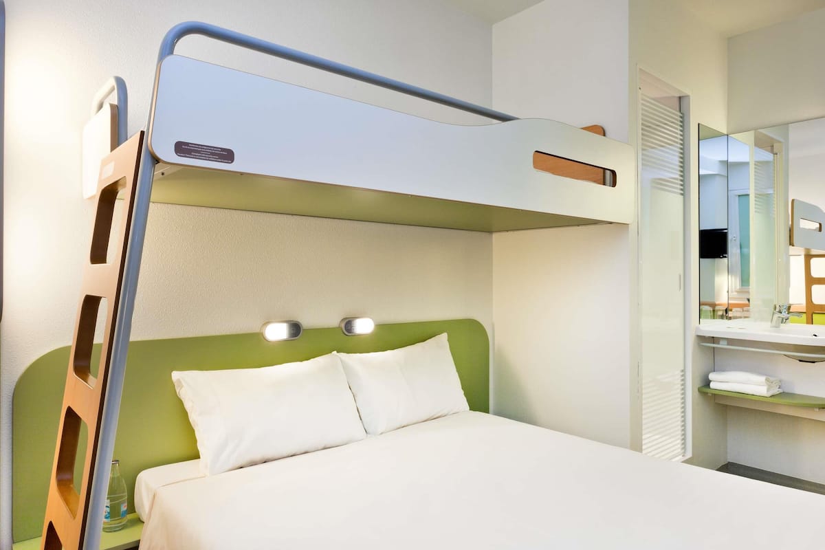 Soundproofing, free WiFi, bed sheets