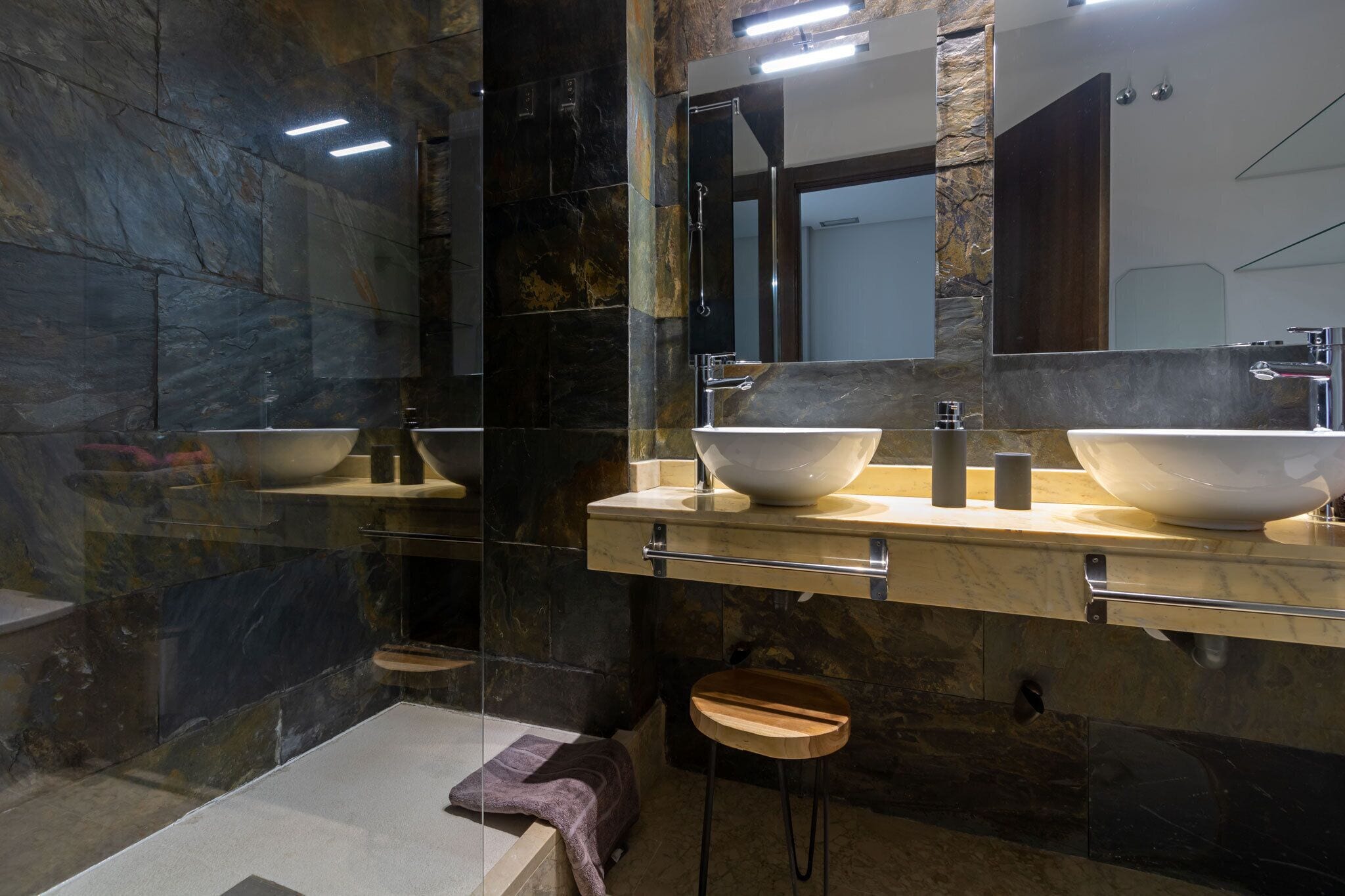 Een douche, een haardroger, een bidet, handdoeken