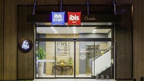 The exterior of a hotel with signage for 'ibis budget' and 'ibis hotels Oviedo'. - ibis budget Oviedo (Oviedo)