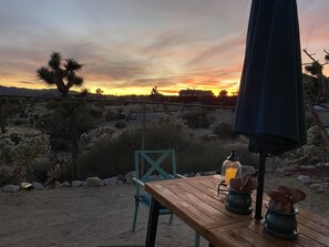 Outdoor dining - Desert oasis - Hot tub and view (Yucca Valley)